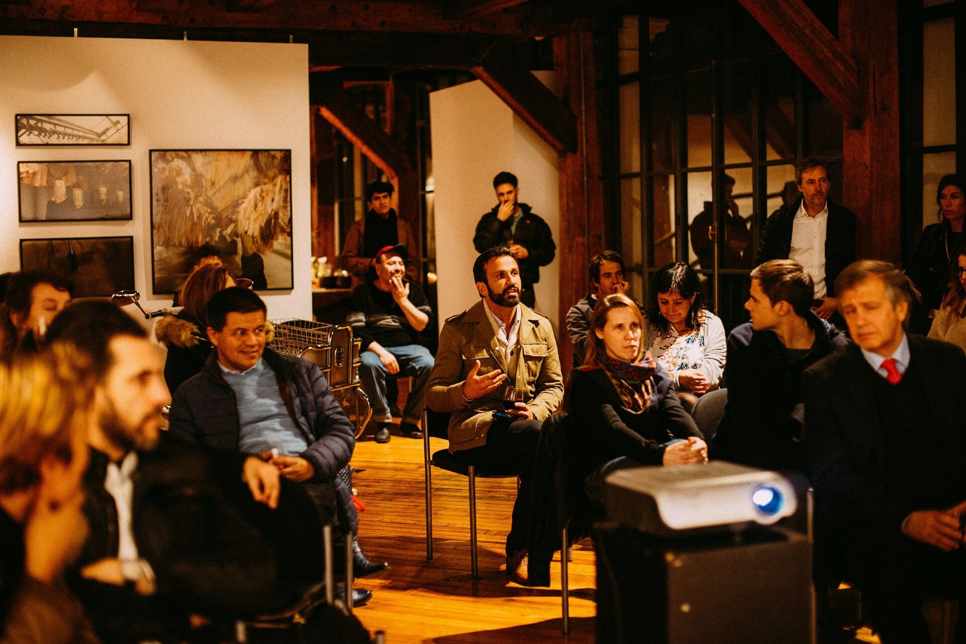 Personnes assises dans une salle de vente aux enchères Personnes assises dans une salle de vente aux enchères
